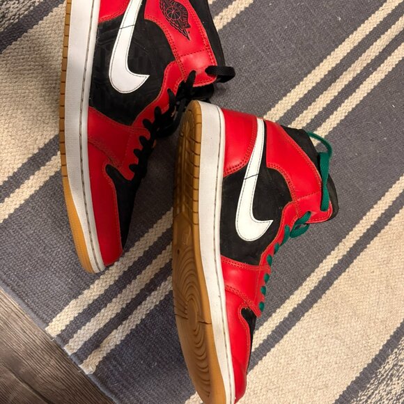 Men's Jordan 1 Mid "Christmas" Black/Fire Red-White-Malachite - Picture 3 of 7